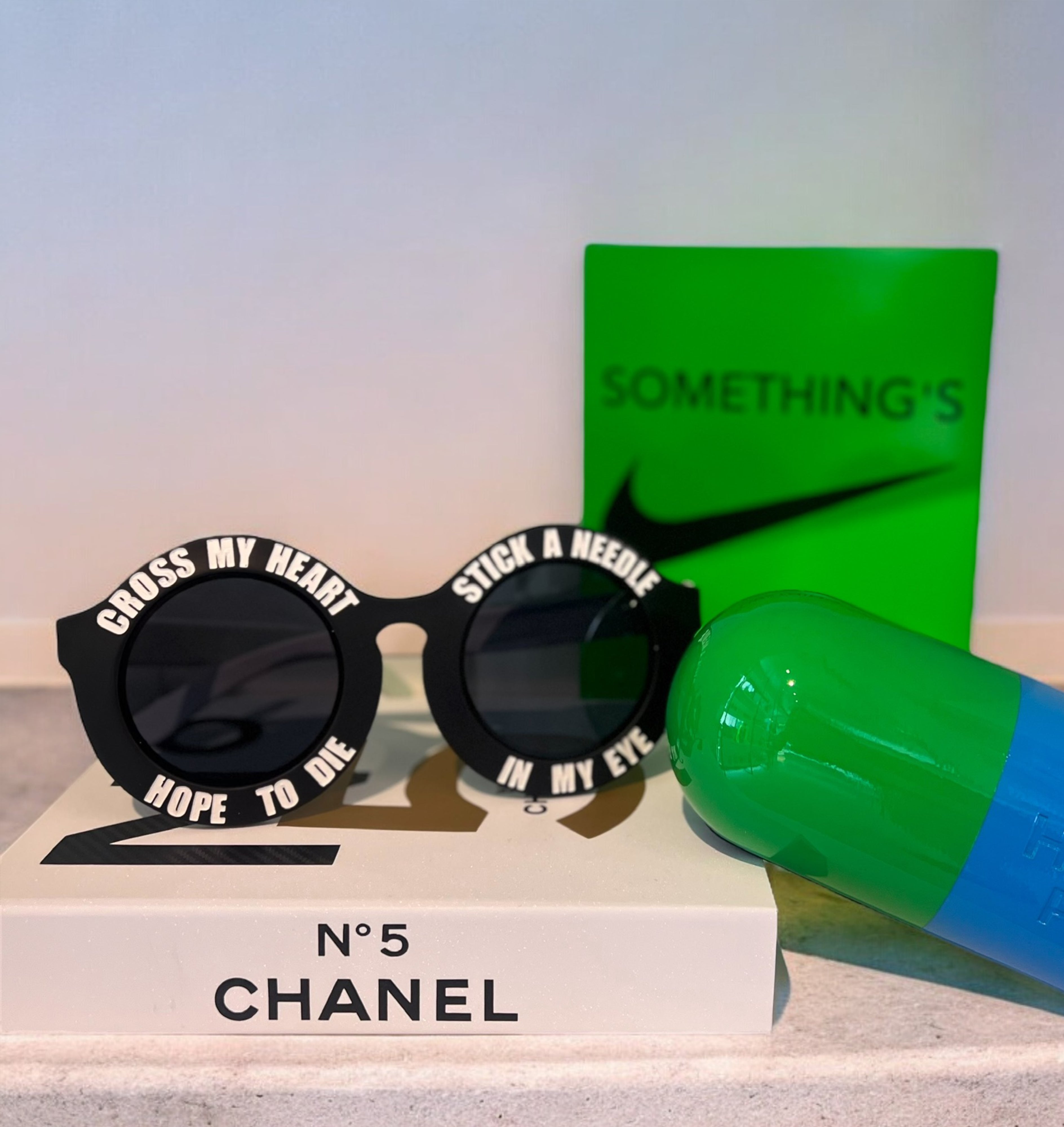 LENTES NEGRO CON LETRAS