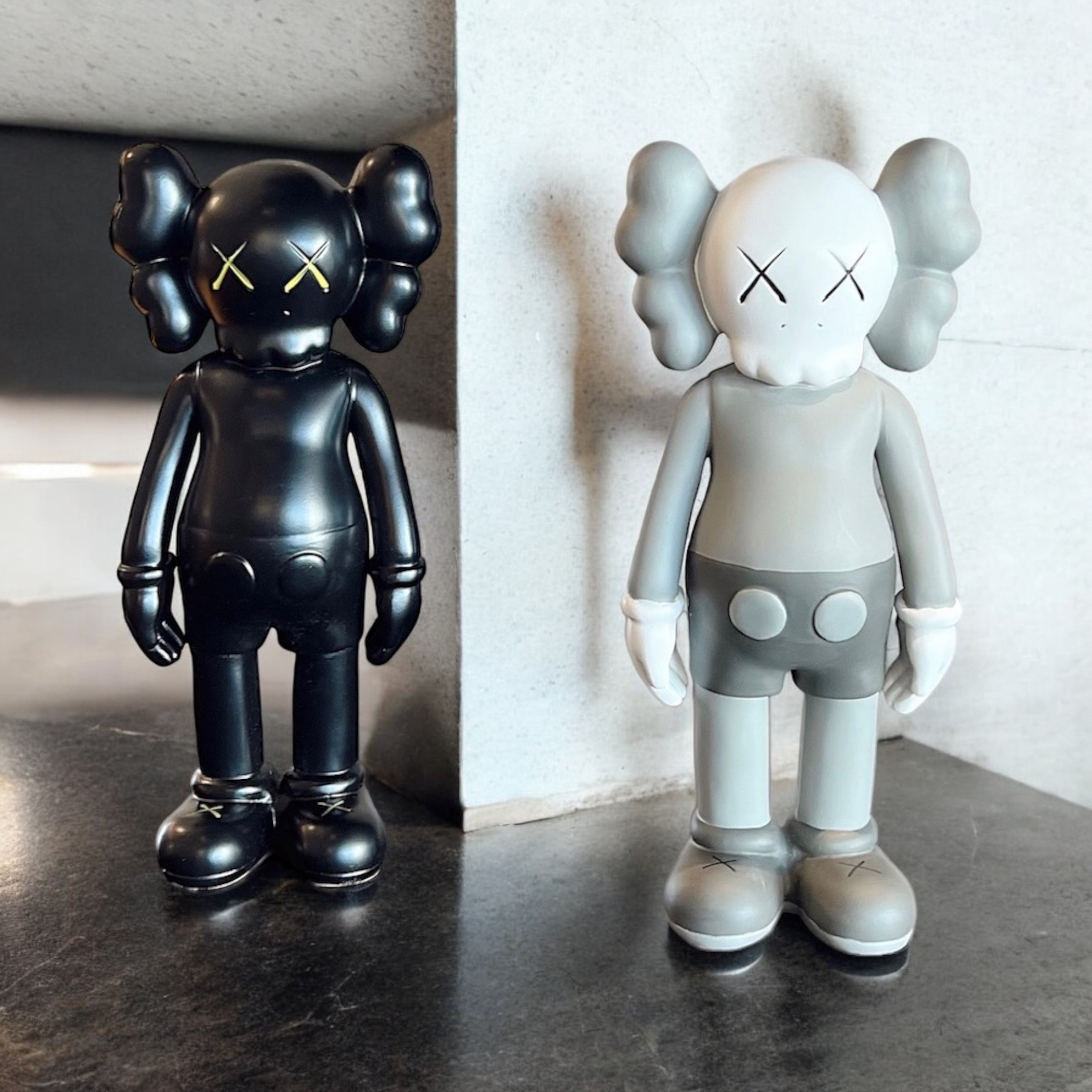KAWS PARADO NEGRO