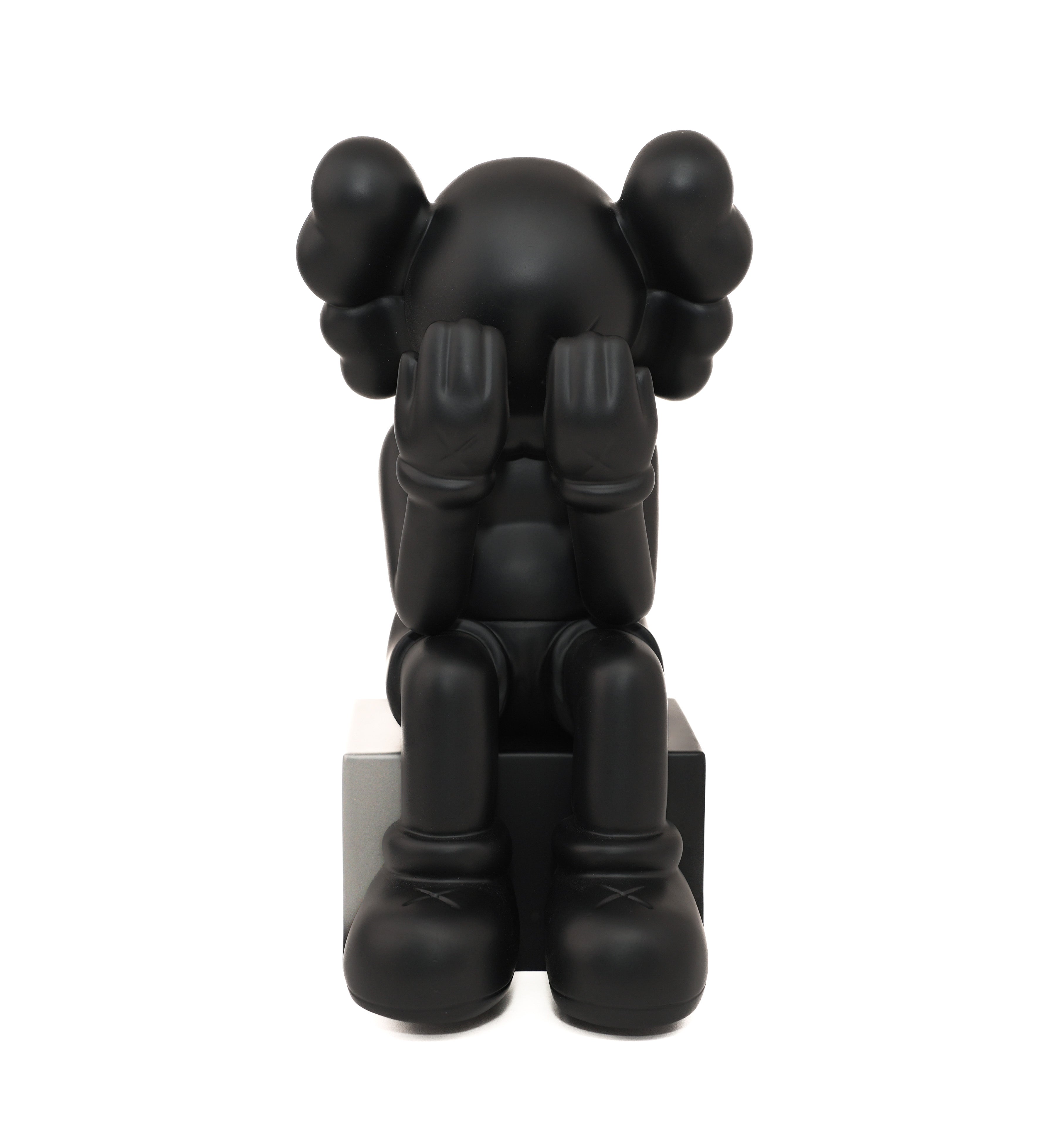 KAWS SENTADO NEGRO