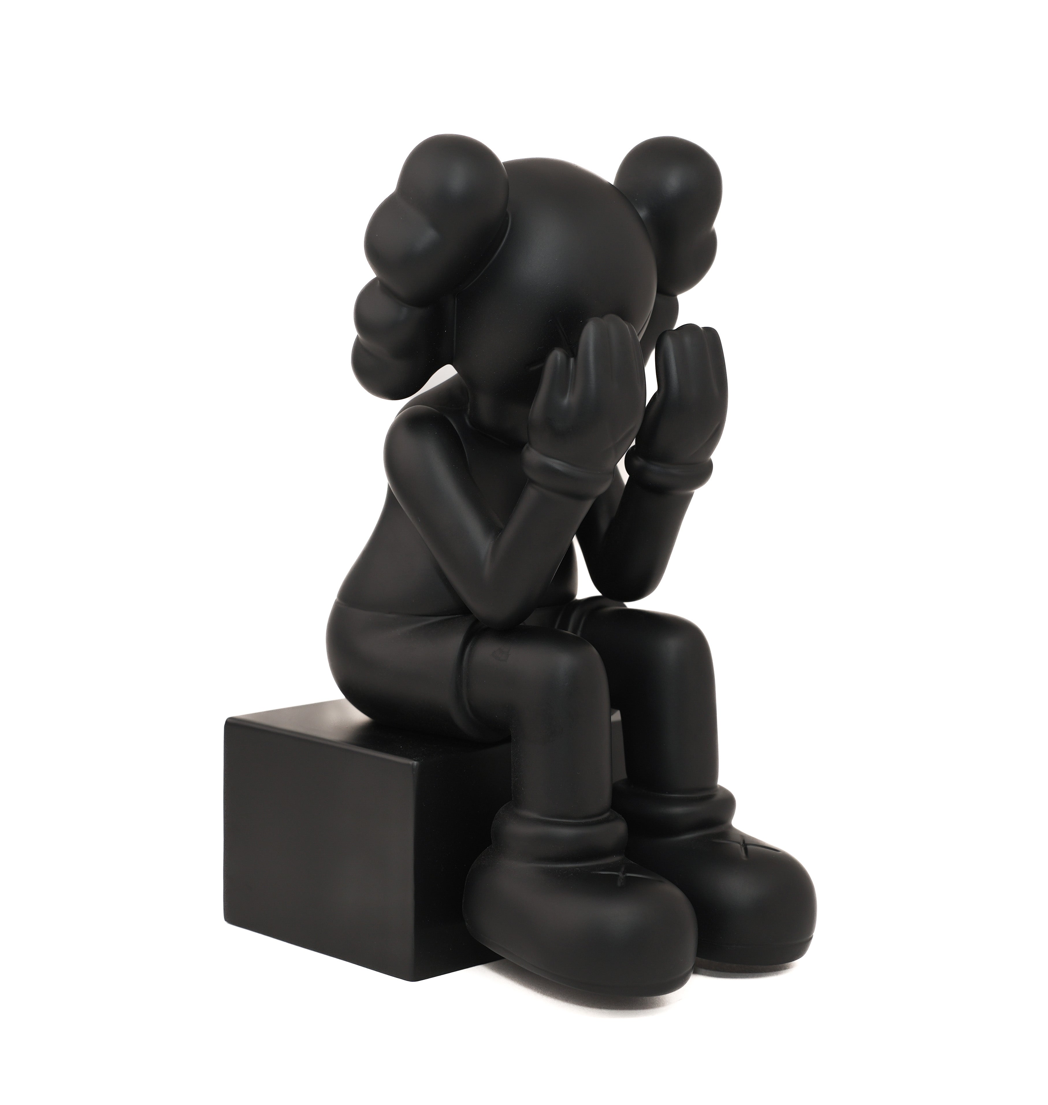 KAWS SENTADO NEGRO