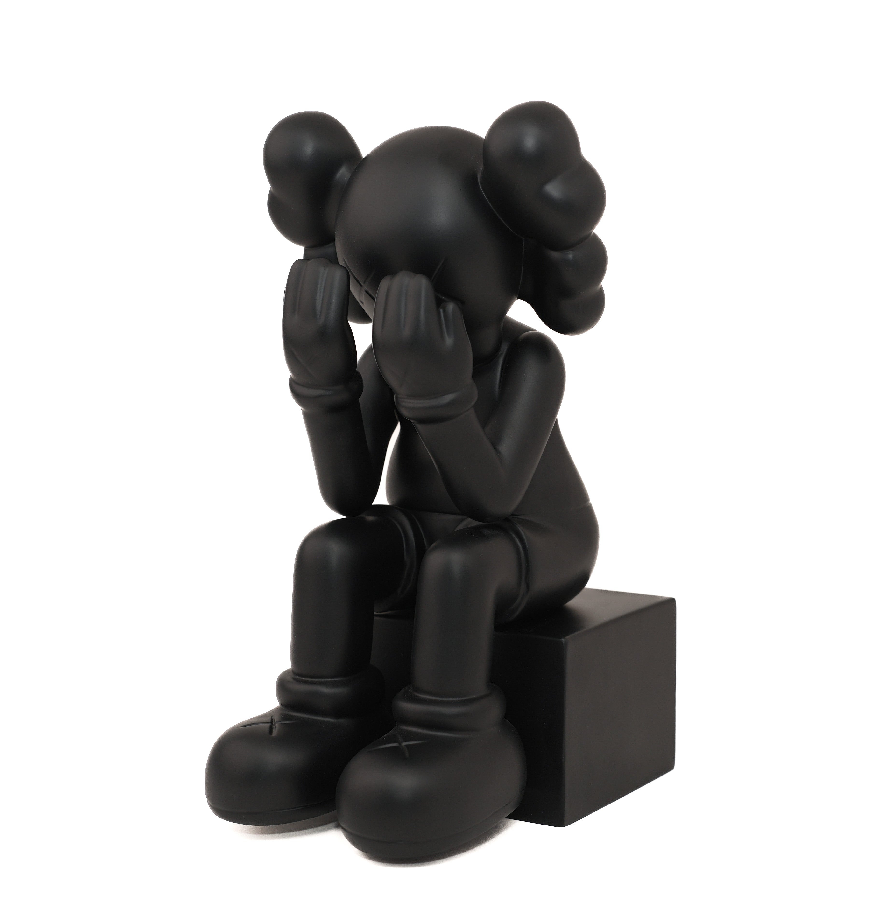 KAWS SENTADO NEGRO