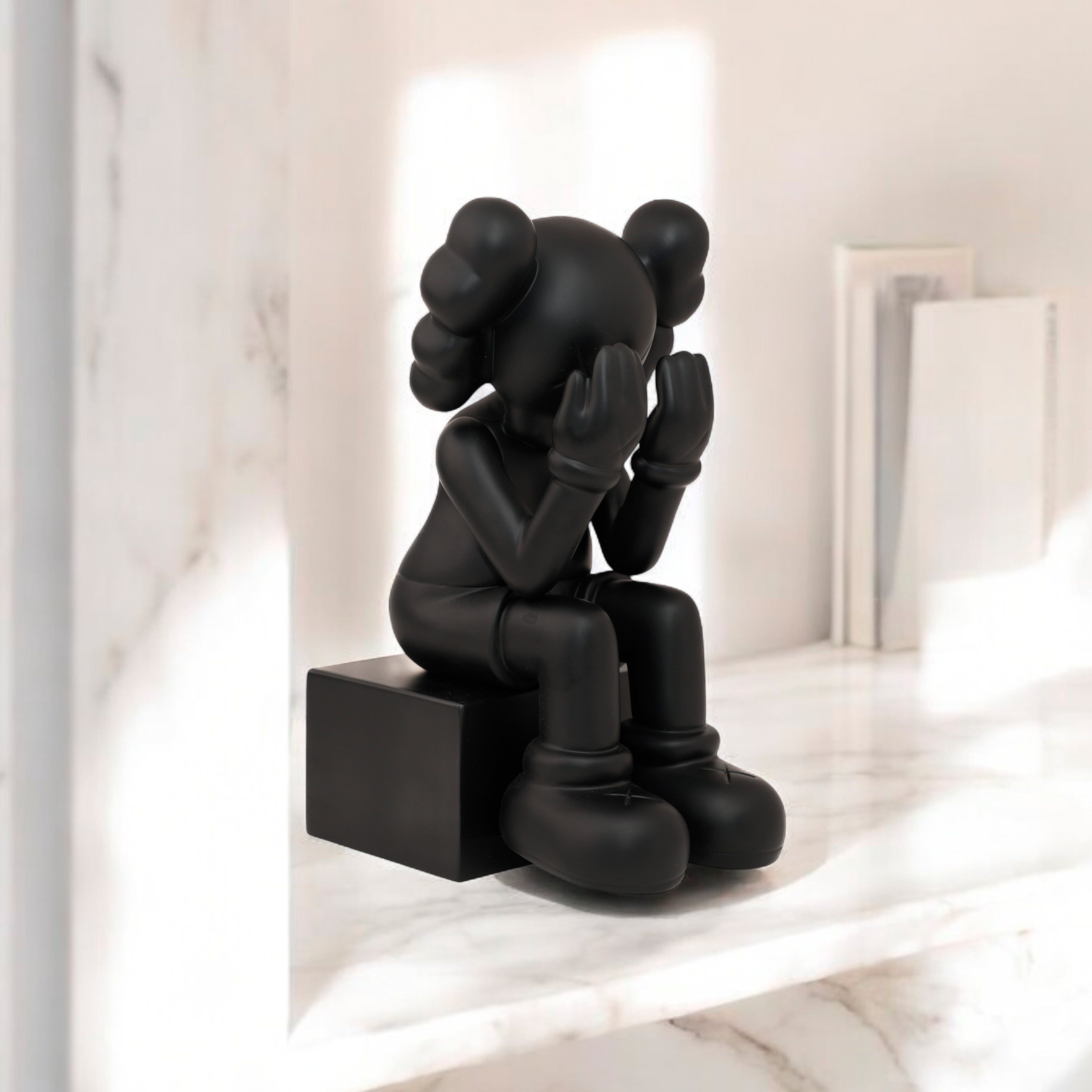 KAWS SENTADO NEGRO