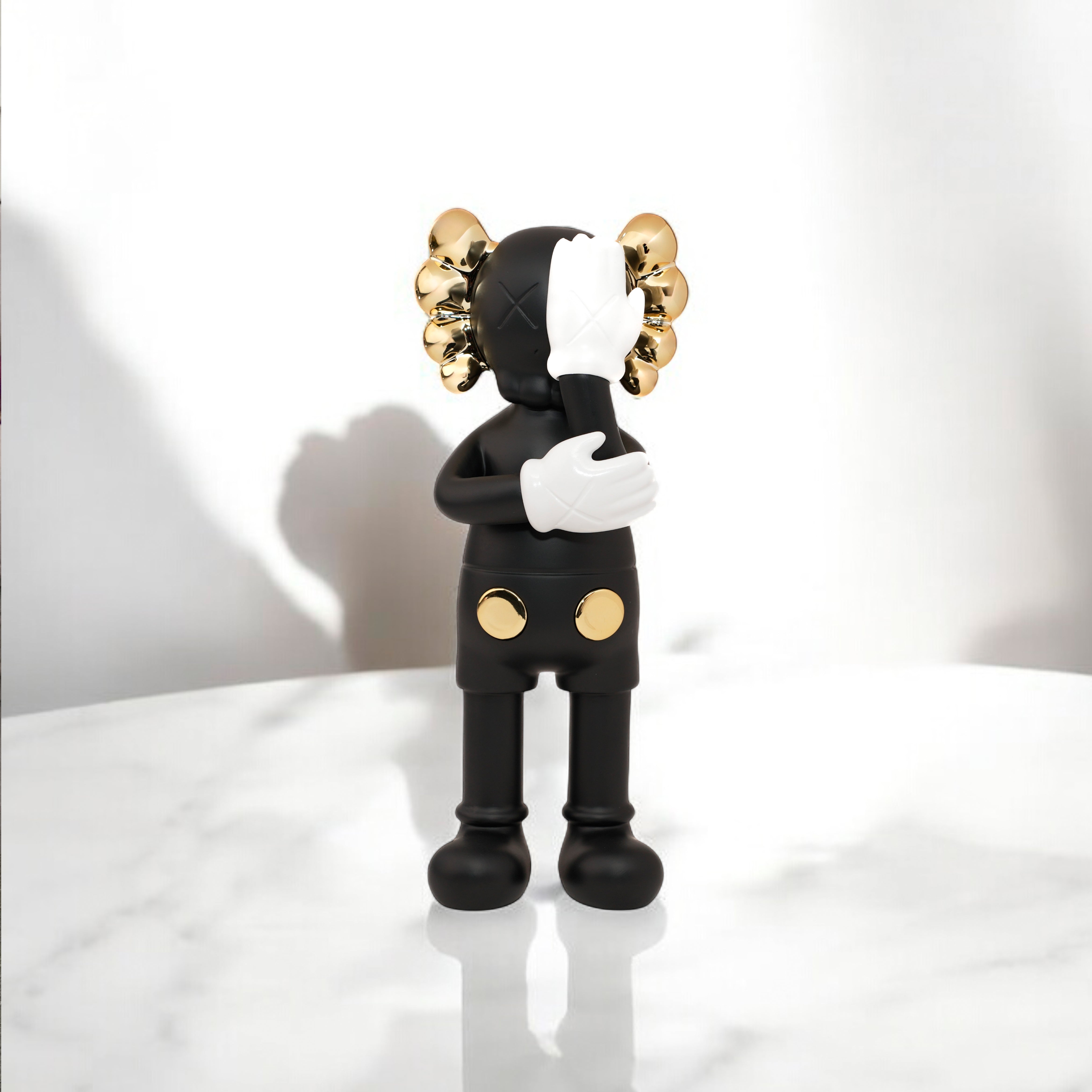 KAWS PARADO NEGRO CON DORADO