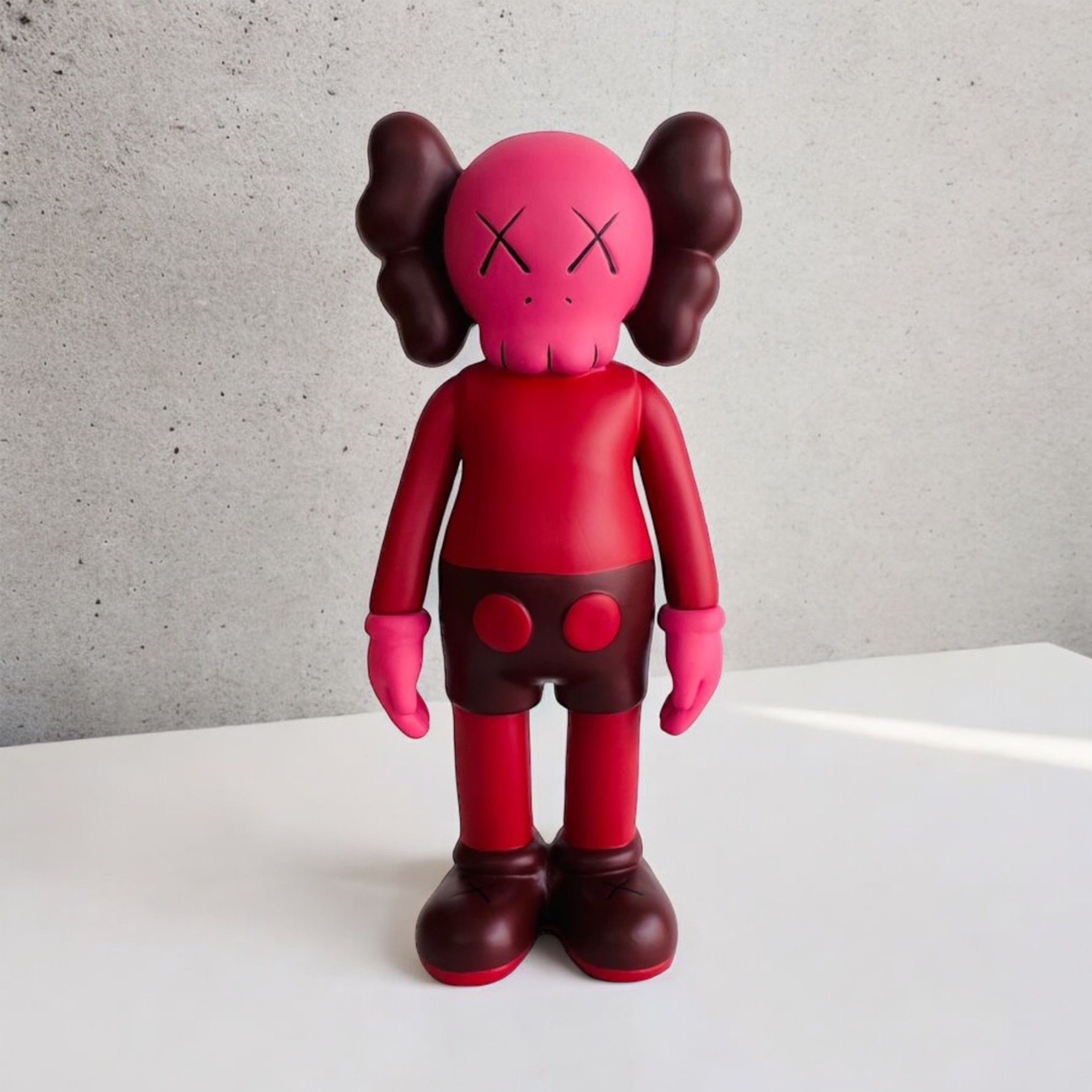 KAWS PARADO ROJO