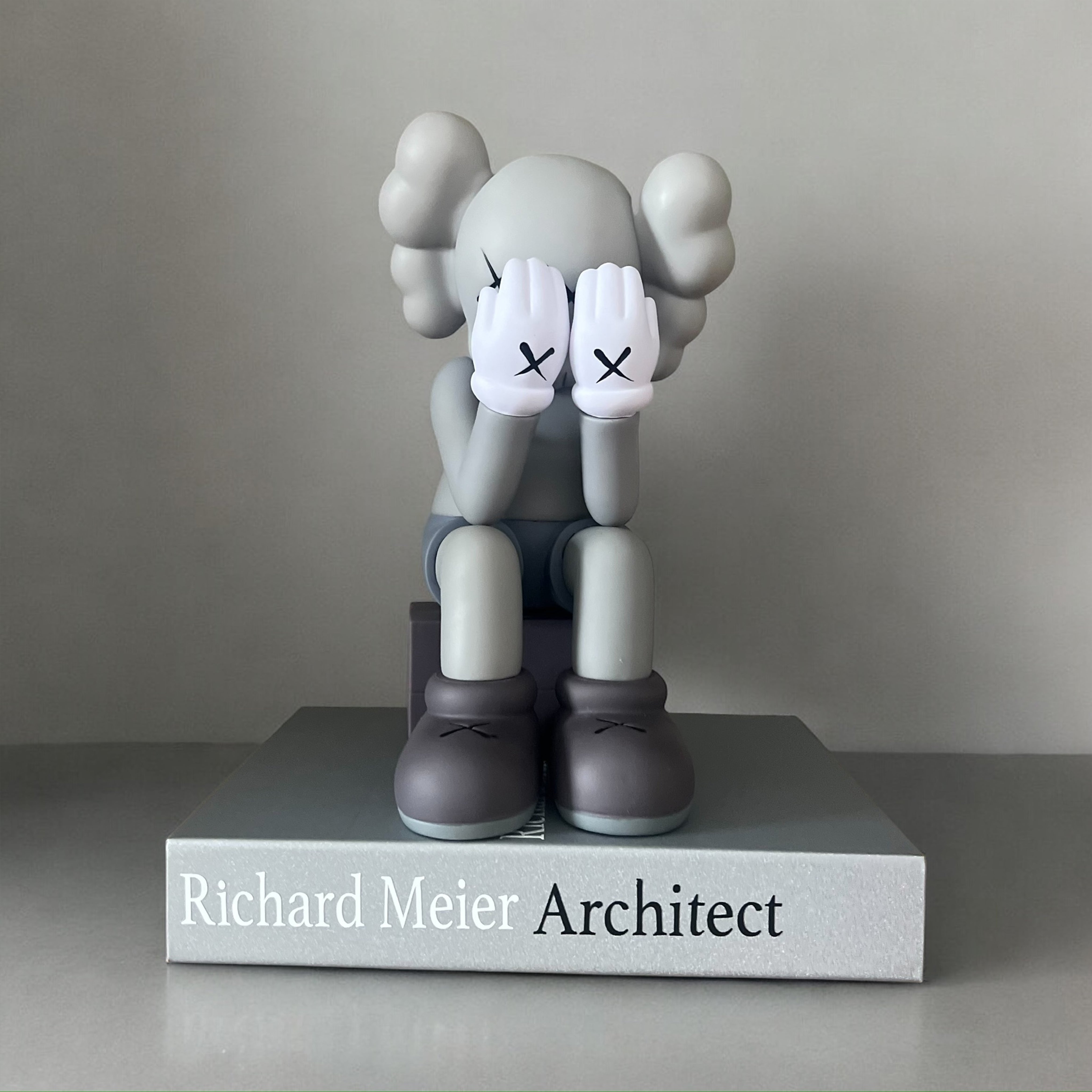KAWS SENTADO GRIS